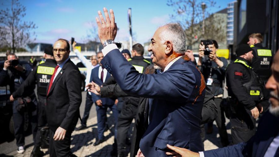 Reza Pahlavi disiram cairan merah oleh demonstran saat berkunjung ke Berlin, Jerman, pada Kamis (23/4/2026). (REUTERS/Christian Mang)