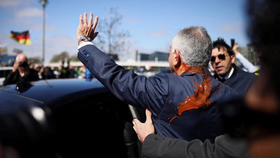 Reza Pahlavi disiram cairan merah oleh demonstran saat berkunjung ke Berlin, Jerman, pada Kamis (23/4/2026). (REUTERS/Christian Mang)