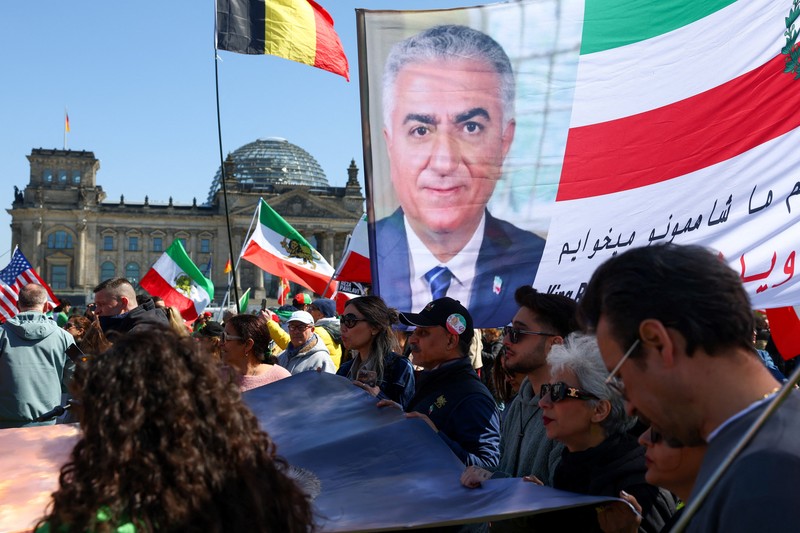Reza Pahlavi disiram cairan merah oleh demonstran saat berkunjung ke Berlin, Jerman, pada Kamis (23/4/2026). (REUTERS/Christian Mang)