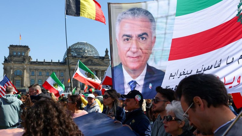Reza Pahlavi disiram cairan merah oleh demonstran saat berkunjung ke Berlin, Jerman, pada Kamis (23/4/2026). (REUTERS/Christian Mang)