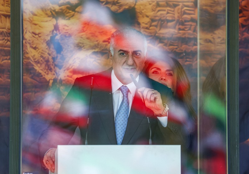 Reza Pahlavi disiram cairan merah oleh demonstran saat berkunjung ke Berlin, Jerman, pada Kamis (23/4/2026). (REUTERS/Christian Mang)