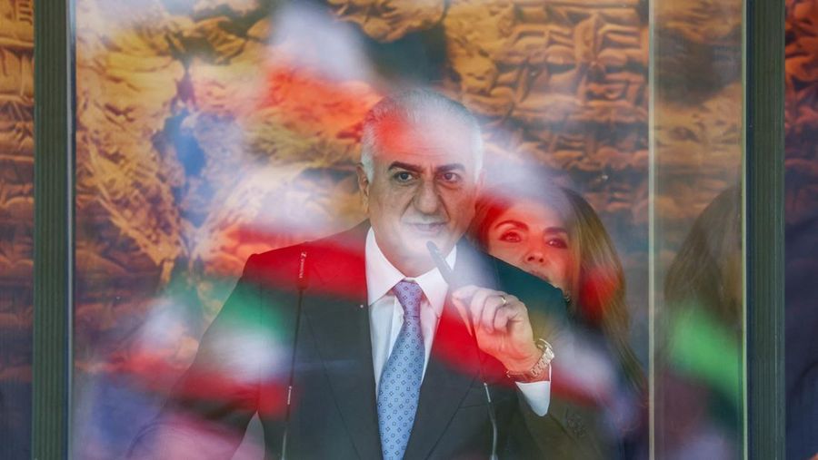 Reza Pahlavi disiram cairan merah oleh demonstran saat berkunjung ke Berlin, Jerman, pada Kamis (23/4/2026). (REUTERS/Christian Mang)
