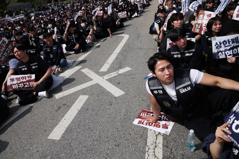 Ribuan serikat pekerja di Samsung Electronics  menghadiri aksi unjuk rasa di Korea Selatan pada Kamis (23/4/2026). Aksi ini digelar menjelang ancaman mogok kerja bulan depan yang berpotensi mengganggu pasokan chip, di tengah lonjakan permintaan akibat perkembangan kecerdasan buatan (AI). (REUTERS/Kim Hong-Ji)