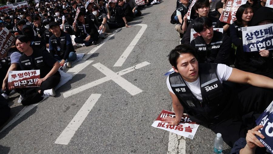 Ribuan serikat pekerja di Samsung Electronics  menghadiri aksi unjuk rasa di Korea Selatan pada Kamis (23/4/2026). Aksi ini digelar menjelang ancaman mogok kerja bulan depan yang berpotensi mengganggu pasokan chip, di tengah lonjakan permintaan akiba