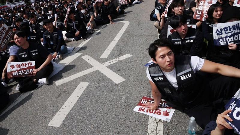 Ribuan serikat pekerja di Samsung Electronics  menghadiri aksi unjuk rasa di Korea Selatan pada Kamis (23/4/2026). Aksi ini digelar menjelang ancaman mogok kerja bulan depan yang berpotensi mengganggu pasokan chip, di tengah lonjakan permintaan akiba