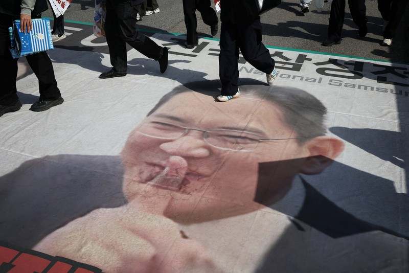 Ribuan serikat pekerja di Samsung Electronics  menghadiri aksi unjuk rasa di Korea Selatan pada Kamis (23/4/2026). Aksi ini digelar menjelang ancaman mogok kerja bulan depan yang berpotensi mengganggu pasokan chip, di tengah lonjakan permintaan akibat perkembangan kecerdasan buatan (AI). (REUTERS/Kim Hong-Ji)