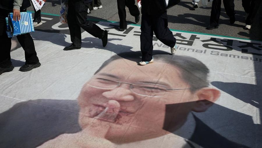 Ribuan serikat pekerja di Samsung Electronics  menghadiri aksi unjuk rasa di Korea Selatan pada Kamis (23/4/2026). Aksi ini digelar menjelang ancaman mogok kerja bulan depan yang berpotensi mengganggu pasokan chip, di tengah lonjakan permintaan akiba