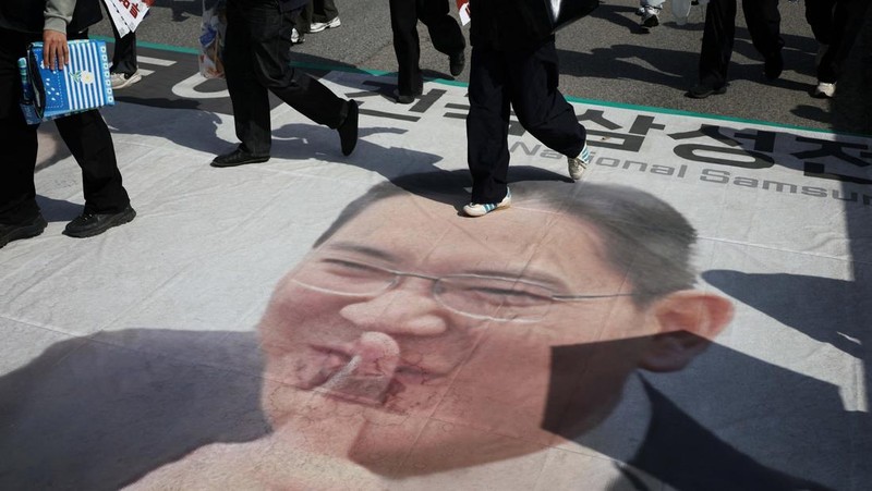 Ribuan serikat pekerja di Samsung Electronics  menghadiri aksi unjuk rasa di Korea Selatan pada Kamis (23/4/2026). Aksi ini digelar menjelang ancaman mogok kerja bulan depan yang berpotensi mengganggu pasokan chip, di tengah lonjakan permintaan akiba