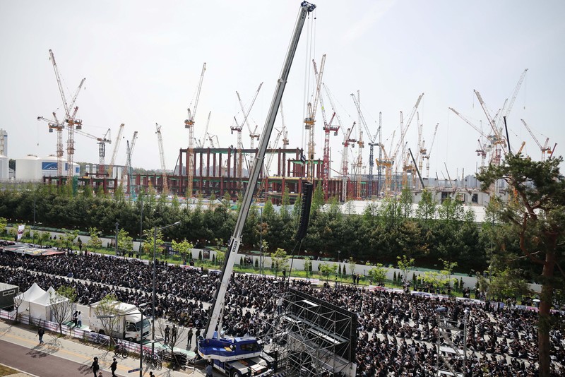 Ribuan serikat pekerja di Samsung Electronics  menghadiri aksi unjuk rasa di Korea Selatan pada Kamis (23/4/2026). Aksi ini digelar menjelang ancaman mogok kerja bulan depan yang berpotensi mengganggu pasokan chip, di tengah lonjakan permintaan akibat perkembangan kecerdasan buatan (AI). (REUTERS/Kim Hong-Ji)