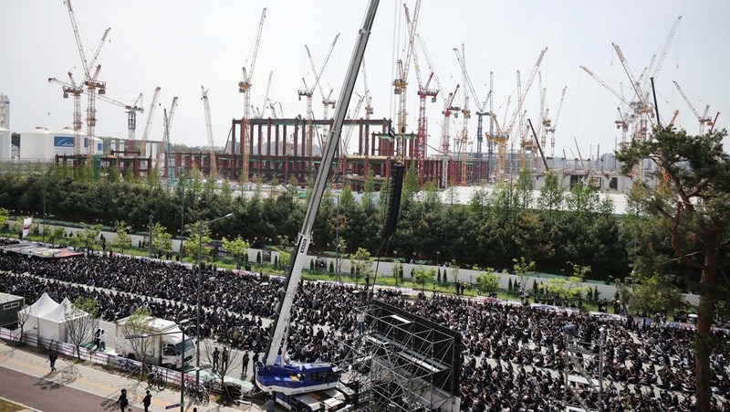 Ribuan serikat pekerja di Samsung Electronics  menghadiri aksi unjuk rasa di Korea Selatan pada Kamis (23/4/2026). Aksi ini digelar menjelang ancaman mogok kerja bulan depan yang berpotensi mengganggu pasokan chip, di tengah lonjakan permintaan akiba