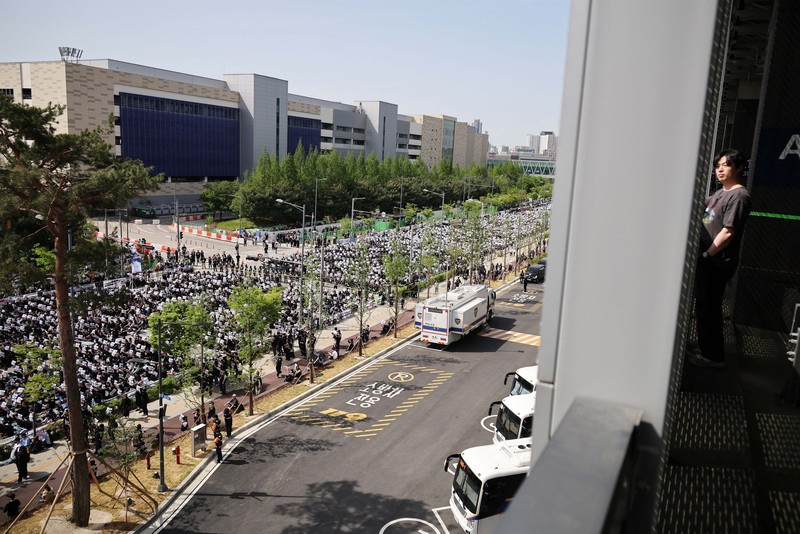 Ribuan serikat pekerja di Samsung Electronics  menghadiri aksi unjuk rasa di Korea Selatan pada Kamis (23/4/2026). Aksi ini digelar menjelang ancaman mogok kerja bulan depan yang berpotensi mengganggu pasokan chip, di tengah lonjakan permintaan akibat perkembangan kecerdasan buatan (AI). (REUTERS/Kim Hong-Ji)