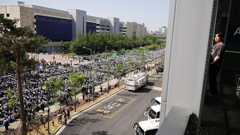 Ribuan serikat pekerja di Samsung Electronics  menghadiri aksi unjuk rasa di Korea Selatan pada Kamis (23/4/2026). Aksi ini digelar menjelang ancaman mogok kerja bulan depan yang berpotensi mengganggu pasokan chip, di tengah lonjakan permintaan akiba