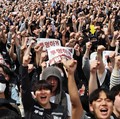 Ribuan serikat pekerja di Samsung Electronics  menghadiri aksi unjuk rasa di Korea Selatan pada Kamis (23/4/2026). Aksi ini digelar menjelang ancaman mogok kerja bulan depan yang berpotensi mengganggu pasokan chip, di tengah lonjakan permintaan akiba