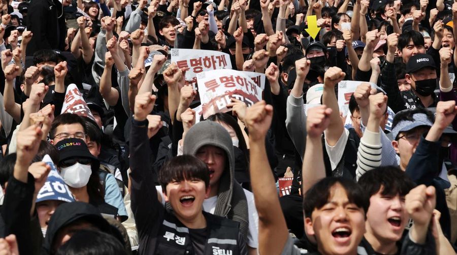 Ribuan serikat pekerja di Samsung Electronics  menghadiri aksi unjuk rasa di Korea Selatan pada Kamis (23/4/2026). Aksi ini digelar menjelang ancaman mogok kerja bulan depan yang berpotensi mengganggu pasokan chip, di tengah lonjakan permintaan akiba
