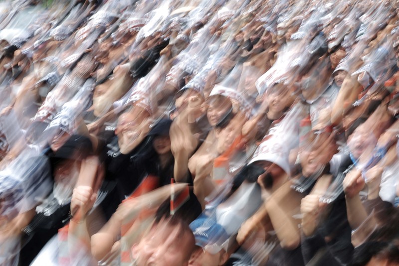 Ribuan serikat pekerja di Samsung Electronics  menghadiri aksi unjuk rasa di Korea Selatan pada Kamis (23/4/2026). Aksi ini digelar menjelang ancaman mogok kerja bulan depan yang berpotensi mengganggu pasokan chip, di tengah lonjakan permintaan akibat perkembangan kecerdasan buatan (AI). (REUTERS/Kim Hong-Ji)