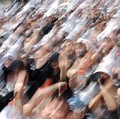 Ribuan serikat pekerja di Samsung Electronics  menghadiri aksi unjuk rasa di Korea Selatan pada Kamis (23/4/2026). Aksi ini digelar menjelang ancaman mogok kerja bulan depan yang berpotensi mengganggu pasokan chip, di tengah lonjakan permintaan akiba