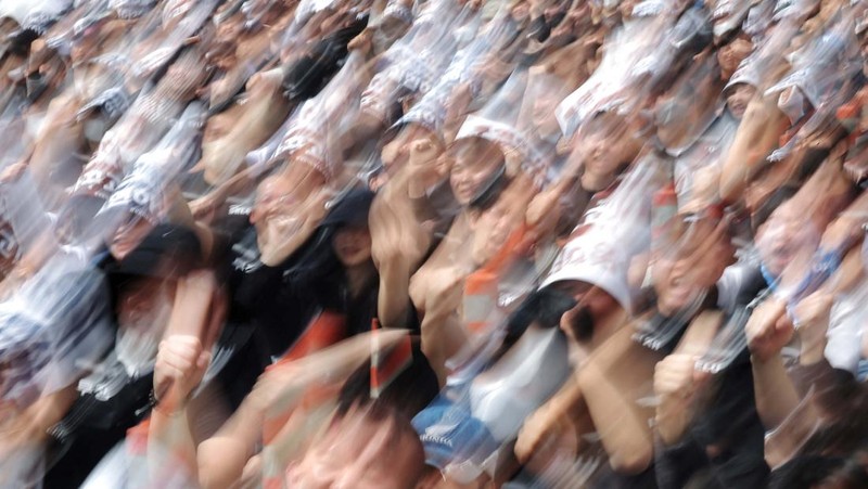 Ribuan serikat pekerja di Samsung Electronics  menghadiri aksi unjuk rasa di Korea Selatan pada Kamis (23/4/2026). Aksi ini digelar menjelang ancaman mogok kerja bulan depan yang berpotensi mengganggu pasokan chip, di tengah lonjakan permintaan akiba