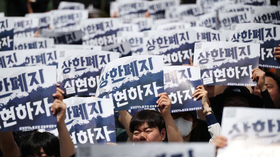 Ribuan serikat pekerja di Samsung Electronics  menghadiri aksi unjuk rasa di Korea Selatan pada Kamis (23/4/2026). Aksi ini digelar menjelang ancaman mogok kerja bulan depan yang berpotensi mengganggu pasokan chip, di tengah lonjakan permintaan akiba