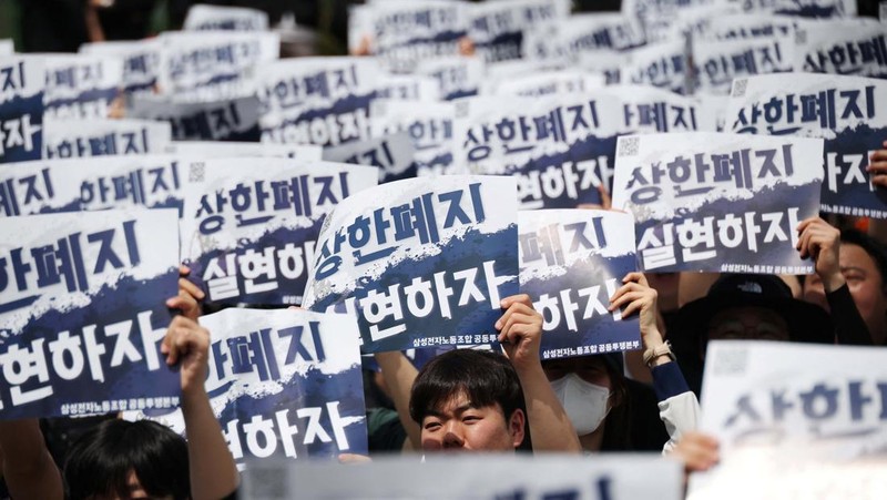 Ribuan serikat pekerja di Samsung Electronics  menghadiri aksi unjuk rasa di Korea Selatan pada Kamis (23/4/2026). Aksi ini digelar menjelang ancaman mogok kerja bulan depan yang berpotensi mengganggu pasokan chip, di tengah lonjakan permintaan akiba