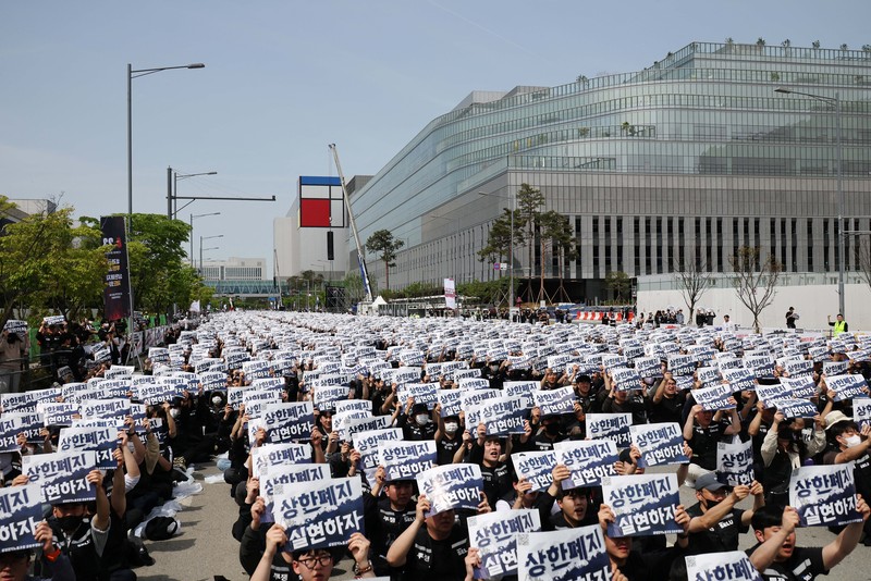 Ribuan serikat pekerja di Samsung Electronics  menghadiri aksi unjuk rasa di Korea Selatan pada Kamis (23/4/2026). Aksi ini digelar menjelang ancaman mogok kerja bulan depan yang berpotensi mengganggu pasokan chip, di tengah lonjakan permintaan akibat perkembangan kecerdasan buatan (AI). (REUTERS/Kim Hong-Ji)