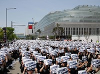 Ribuan serikat pekerja di Samsung Electronics  menghadiri aksi unjuk rasa di Korea Selatan pada Kamis (23/4/2026). Aksi ini digelar menjelang ancaman mogok kerja bulan depan yang berpotensi mengganggu pasokan chip, di tengah lonjakan permintaan akiba