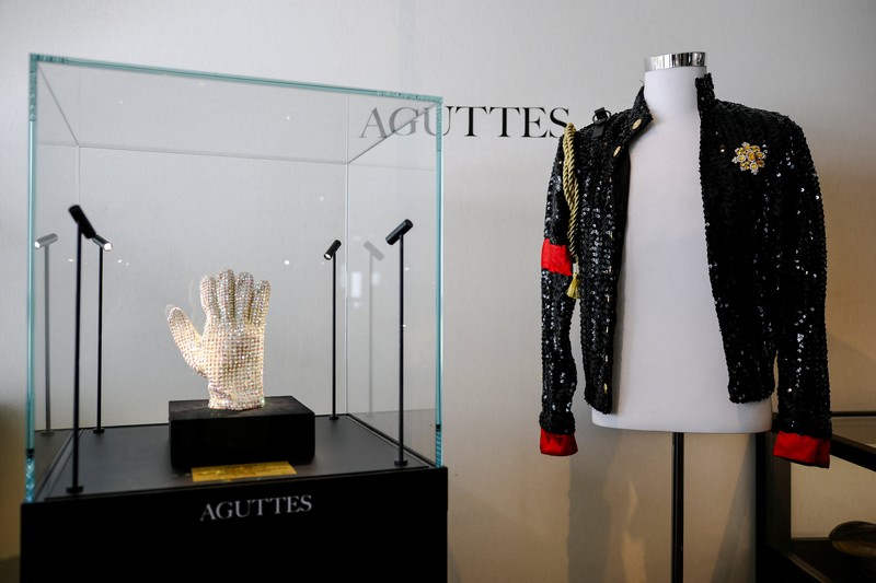 Sarung tangan kristal Swarovski buatan khusus yang dikenakan Michael Jackson di atas panggung selama tur dunia