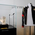 Sarung tangan kristal Swarovski buatan khusus yang dikenakan Michael Jackson di atas panggung selama tur dunia "Bad" dan jaket payet hitamnya dengan tanda "002 MJJ 87" dan "Proto 2" (1987) dipajang sebelum lelang koleksi yang didedikasikan untuk Mich
