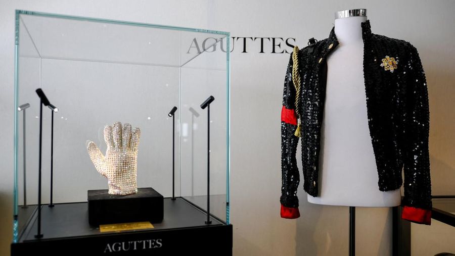 Sarung tangan kristal Swarovski buatan khusus yang dikenakan Michael Jackson di atas panggung selama tur dunia