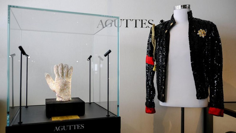 Sarung tangan kristal Swarovski buatan khusus yang dikenakan Michael Jackson di atas panggung selama tur dunia