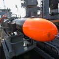 Sebuah drone bawah air di pangkalan Angkatan Laut Jerman, sebagai bagian dari Bundesmarine, mempresentasikan kemampuan dan aplikasi penanggulangan ranjau di Kiel, Jerman, 23 April 2026. (REUTERS/Fabian Bimmer)