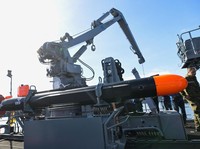 Sebuah drone bawah air di pangkalan Angkatan Laut Jerman, sebagai bagian dari Bundesmarine, mempresentasikan kemampuan dan aplikasi penanggulangan ranjau di Kiel, Jerman, 23 April 2026. (REUTERS/Fabian Bimmer)