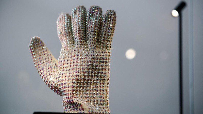 Sebuah sarung tangan kristal Swarovski buatan khusus yang dikenakan Michael Jackson di atas panggung selama
