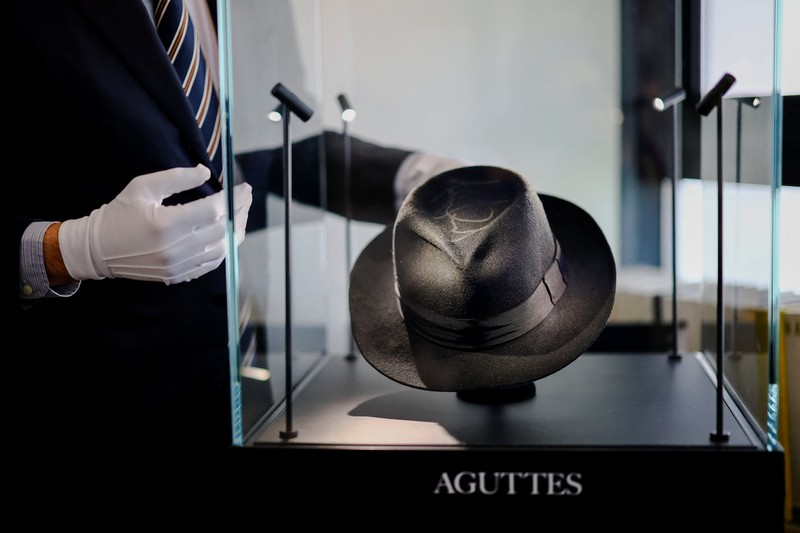 Sarung tangan kristal Swarovski buatan khusus yang dikenakan Michael Jackson di atas panggung selama tur dunia