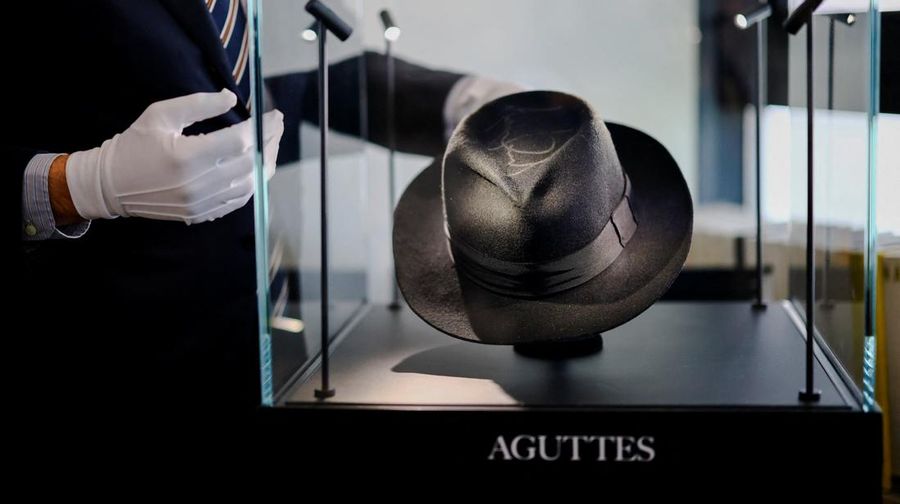 Sebuah topi fedora yang ditandatangani dan dikenakan oleh Michael Jackson selama tur dunianya