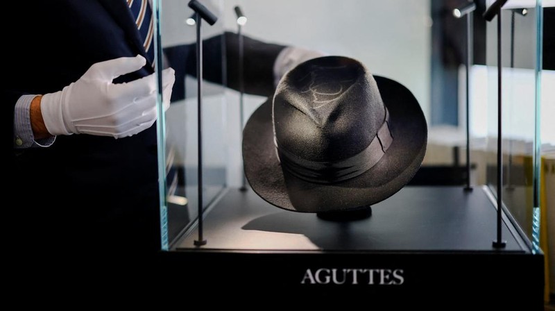 Sebuah topi fedora yang ditandatangani dan dikenakan oleh Michael Jackson selama tur dunianya