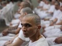 Seorang terduga anggota geng Mara Salvatrucha, juga dikenal sebagai MS-13, menghadiri sidang terbuka dalam persidangan massal, setelah 486 terduga anggota geng didakwa dengan lebih dari 47.000 kejahatan yang dilakukan antara tahun 2012 dan 2022, menu