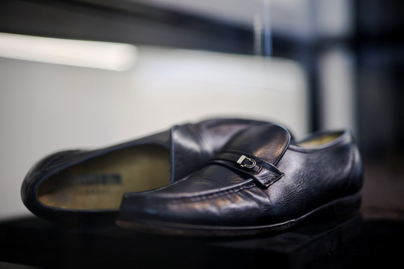 Sarung tangan kristal Swarovski buatan khusus yang dikenakan Michael Jackson di atas panggung selama tur dunia