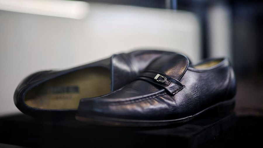 Sepasang sepatu pantofel kulit hitam Florsheim Imperial, yang dikenakan di atas panggung oleh Michael Jackson selama tur