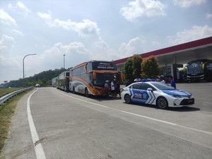 Bus Suporter Arema FC Dilempar Batu Saat Melintas di Tol Warugunung