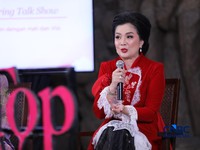 Direktur Hukum dan Kepatuhan AIA Rista Qatrini Manurung, memberikan pemaparan dalam acara Top Women Fest 2026. Mengusung tema "A Celebration of Powerful Women: Strong Women, Strong Economy" di Area Relief Sarinah, Jakarta, Sabtu (25/4/2026). (CNBC In