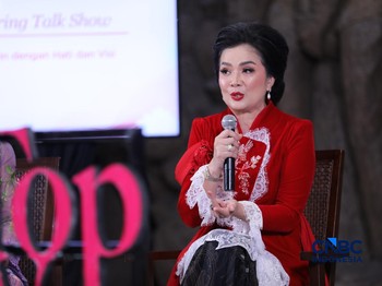 Direktur Hukum dan Kepatuhan AIA Rista Qatrini Manurung, memberikan pemaparan dalam acara Top Women Fest 2026. Mengusung tema "A Celebration of Powerful Women: Strong Women, Strong Economy" di Area Relief Sarinah, Jakarta, Sabtu (25/4/2026). (CNBC In