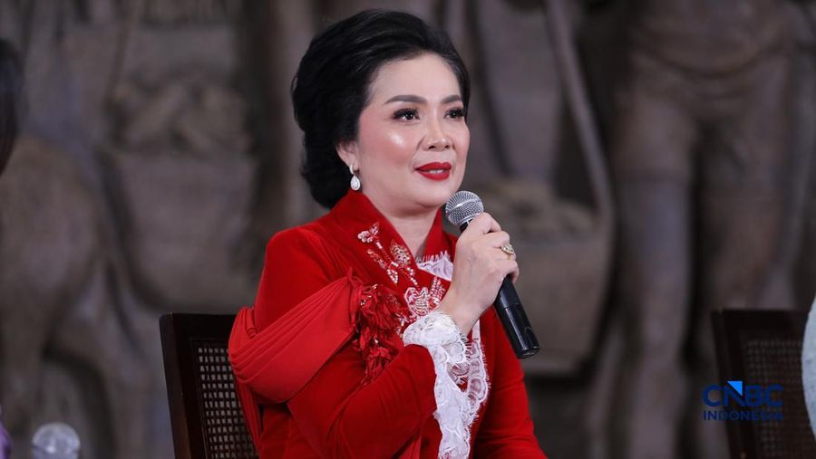 Direktur Hukum dan Kepatuhan AIA Rista Qatrini Manurung, memberikan pemaparan dalam acara Top Women Fest 2026. Mengusung tema "A Celebration of Powerful Women: Strong Women, Strong Economy" di Area Relief Sarinah, Jakarta, Sabtu (25/4/2026). (CNBC In