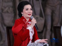 Direktur Hukum dan Kepatuhan AIA Rista Qatrini Manurung, memberikan pemaparan dalam acara Top Women Fest 2026. Mengusung tema "A Celebration of Powerful Women: Strong Women, Strong Economy" di Area Relief Sarinah, Jakarta, Sabtu (25/4/2026). (CNBC In