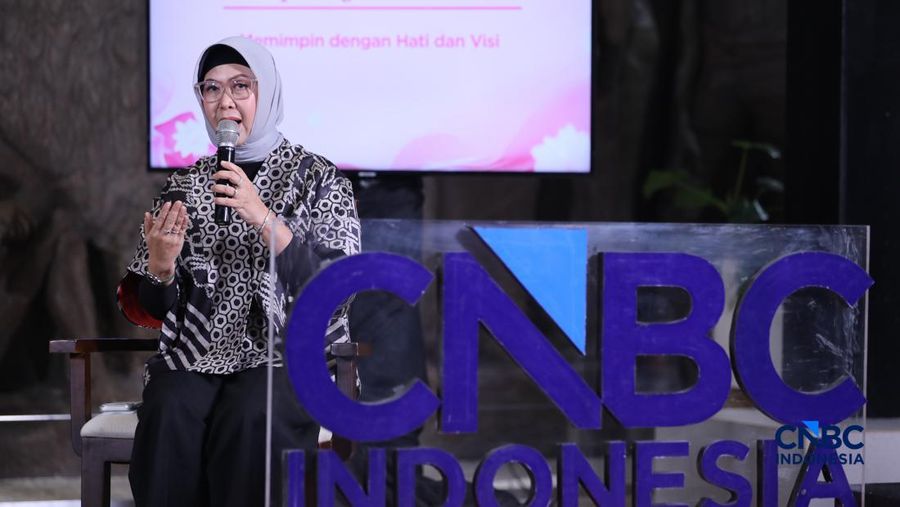 Direktur Human Capital PT Pegadaian Tribuana Tunggadewi, memberikan pemaparan dalam acara Top Women Fest 2026. Mengusung tema "A Celebration of Powerful Women: Strong Women, Strong Economy" di Area Relief Sarinah, Jakarta, Sabtu (25/4/2026). (CNBC In