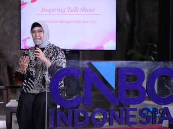 Direktur Human Capital PT Pegadaian Tribuana Tunggadewi, memberikan pemaparan dalam acara Top Women Fest 2026. Mengusung tema "A Celebration of Powerful Women: Strong Women, Strong Economy" di Area Relief Sarinah, Jakarta, Sabtu (25/4/2026). (CNBC In