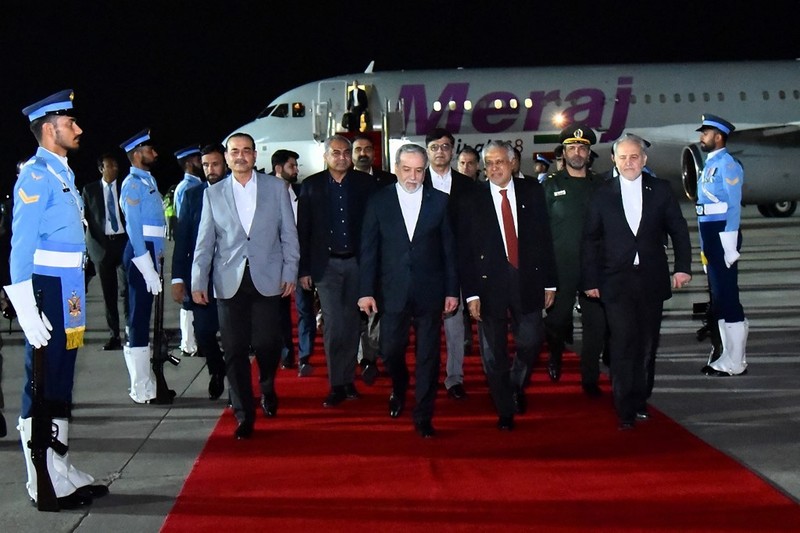 Foto yang dirilis oleh Departemen Informasi Pers Pakistan (PID) Sabtu (25/4/2026) menunjukkan Menteri Luar Negeri Pakistan Ishaq Dar (tengah-kanan) dan Kepala Angkatan Darat Syed Asim Munir (kedua dari kiri) berjalan bersama Menteri Luar Negeri Iran Abbas Araghchi (tengah) saat kedatangannya di pangkalan udara Nur Khan di Rawalpindi, Islamabad. (AFP/HANDOUT)