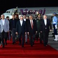 Foto yang dirilis oleh Departemen Informasi Pers Pakistan (PID) Sabtu (25/4/2026) menunjukkan Menteri Luar Negeri Pakistan Ishaq Dar (tengah-kanan) dan Kepala Angkatan Darat Syed Asim Munir (kedua dari kiri) berjalan bersama Menteri Luar Negeri Iran