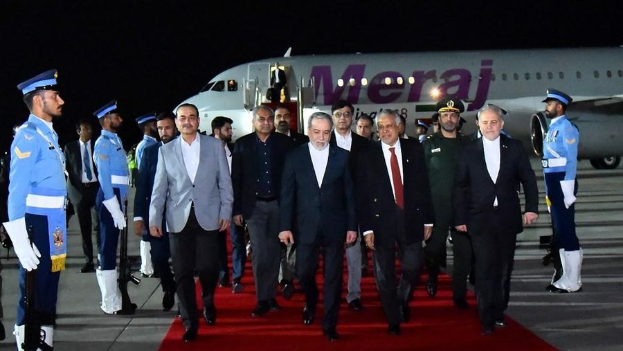 Foto yang dirilis oleh Departemen Informasi Pers Pakistan (PID) Sabtu (25/4/2026) menunjukkan Menteri Luar Negeri Pakistan Ishaq Dar (tengah-kanan) dan Kepala Angkatan Darat Syed Asim Munir (kedua dari kiri) berjalan bersama Menteri Luar Negeri Iran