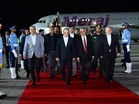 Foto yang dirilis oleh Departemen Informasi Pers Pakistan (PID) Sabtu (25/4/2026) menunjukkan Menteri Luar Negeri Pakistan Ishaq Dar (tengah-kanan) dan Kepala Angkatan Darat Syed Asim Munir (kedua dari kiri) berjalan bersama Menteri Luar Negeri Iran