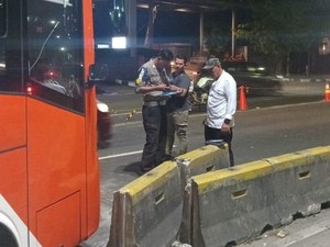 Dugaan Penyebab Bus TransJ Tabrak Separator Busway di Rasuna Said